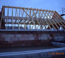 Charpente phase 2. Fin des pignons. Travail toujours propre.