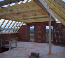 Charpente phase 2. Fin des pignons. Travail toujours propre.