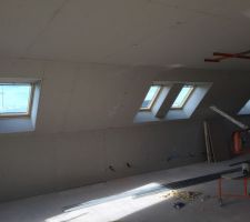Pose des plaques de platre à l'étage. A gauche, le velux d'une chambre enfant, au milieu, les deux velux de l'espace mezzanine, à droite, celui de notre future chambre