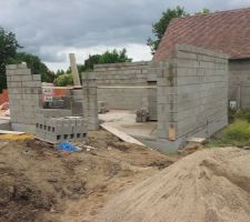 élévation des mur   
brique pour la partie maison 
parpaing pour la partie garage