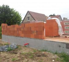 élévation des mur   
brique pour la partie maison 
parpaing pour la partie garage