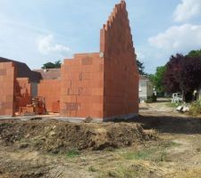 élévation des mur   
brique pour la partie maison 
parpaing pour la partie garage