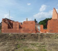 élévation des mur   
brique pour la partie maison 
parpaing pour la partie garage