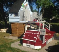 Cabane des enfants avec camion de pompier (bac à sable)