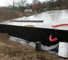 R&eacute;alisation de l &eacute;tanch&eacute;it&eacute; et pose d un drain sur toute la construction   maison V2