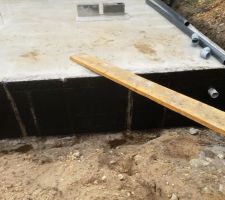 R&eacute;alisation de l &eacute;tanch&eacute;it&eacute; et pose d un drain sur toute la construction   maison V2