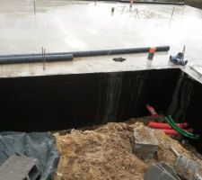 R&eacute;alisation de l &eacute;tanch&eacute;it&eacute; et pose d un drain sur toute la construction   maison V2