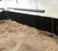R&eacute;alisation de l &eacute;tanch&eacute;it&eacute; et pose d un drain sur toute la construction   maison V2