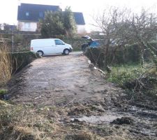 Aménagement d'une rampe en remblais supportant des camions de plus de 30 tonnes sur 4m de large. Cela coûte 15?par M3 à livrer sachant qu'il faut environ 200m3 à rapporter, soit un budget d'environ 3000? pour cette rampe d'accès. Je comptais économiser l'apport de remblai en utilisant la terre des fondations. C'est de la terre végétale. Je pourrai toujours la revendre???