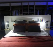 La tête de lit enduite ,ponçée et peinte.... les liseuses en place :ambiance"nuit"