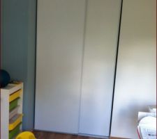 Placard et rangement dans la chambre du petit
