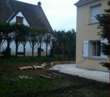 Première étape d'aménagement du jardin. 
Mise en place de bordure de soutènement