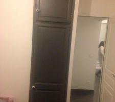 Porte d'armoire avec rangements de la chambre d'amis.