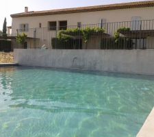 Déménagement temporaire pour réparer sol affaissé de la maison. En attendant, location dans un gite... on se sent en vacances!