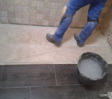 Changement des carreaux dans la douche à l'italienne car les précédents glissaient trop