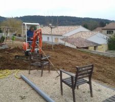 A nouveau terrassement puisque mise de la terre du garage sur le jardin malgré notre interdiction au départ