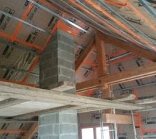 Mise en place de la laine de verre. 335mm sur les rampants en 3 couches crois&eacute;es et 140mm sur les murs en 1 couche. Plus pose des fourrures &agrave; placo.