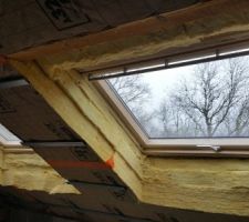 Les 3 couches sont ici bien visibles. La premi&egrave;re de 75 mm qui vient entre les chevrons, laisse une lame d'air de 25mm avec l'&eacute;cran de sous-toiture. Puis une seconde de 120mm et enfin la derni&egrave;re en plaques de 140mm avec kraft.