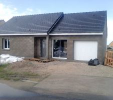 Fin de la couverture sous toiture porte et fen&ecirc;tre