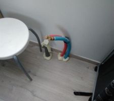 Un Colson pour tenir au mur, on bouche les trou à la mousse expansé mais on prend pas la peine de rendre ça propre en coupant se qui dépasse