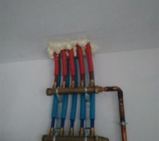 Les tuyau de chauffage qui parte dans le.plafond.... on bouche les trou à la mousse expansé mais on prend pas la peine de rendre ça propre en coupant se qui dépasse