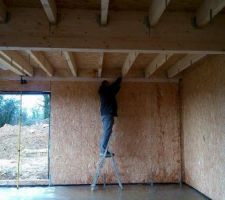 La maison a pris du retard a cause de la meteo mais tant pis nous on avait prévue de commencer donc sans fenêtre et sans étanchéité du toit on attaque la pause des suspente