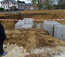 Première visite du chantier.
sous-sol creusé et parpaing livré.