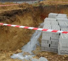 Première visite du chantier.
sous-sol creusé et parpaing livré.