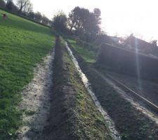 Le nouveau talus, align&eacute; sur l'ancien du fond.
Il draine vraiment bien...