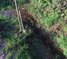 Le d&eacute;but du creux qui passe devant l'entr&eacute;e du terrain...
Ca ruisselle bien. Du coup, je mettrai un caniveau et une grille au niveau seuil du futur portail.