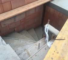 14.02.2016 La charpente est en cours d'installation
Escalier de l'étage menant au rez-de-chaussée