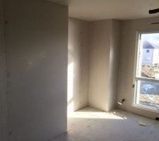 Chambre d'enfant côté sud ouest avec le placard intégré