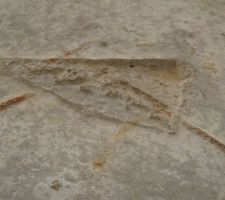 Un morceau de parpaing avait ete pose la pour &eacute;viter que la f&eacute;raille ne remonte