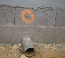 Le tuyau devrais etre un niveau de la marque faites par mon terrassier la maison est trop enterrée du coup si l on arrive pas a faire remonter ce tuyau il faudra installer une pompe de relevage qui n etais pas prevu dans mon etude de sol