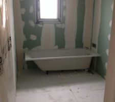 Vue sur la salle de bain avec isolation au sol en polystyrène