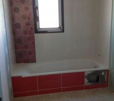 Faïence posée dans la salle de bain et carrelage au sol.