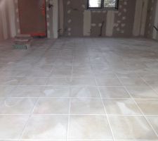 Carrelage au sol dans la pièce de vie
