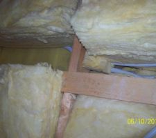 Autre exemple de défaut d'isolation sur le plafond des chambres.