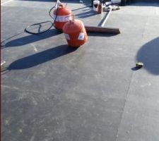 Pose de l'EPDM sur le toit principal
