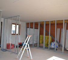 Vue sur la cuisine, le garage et l'entrée.