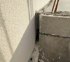 Planelle collé à la maison voisine Dalle coulée