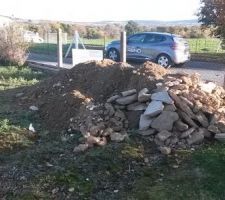 Et voilà un 2ème tas, de terre celui-ci. on voit les plaques d'argiles et chaux!!!