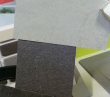 Gris clair des meubles de cuisine et gris foncé le plan de travail