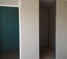 Chambre parentale - vue sur la salle d'eau à gauche et le dressing à droite