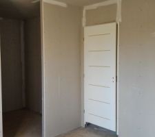 Chambre parentale - vue sur le dressing et accessoirement les portes d'intérieurs que l'on à choisit
