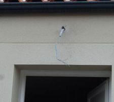Trou effectué ce jour pour le câble de la lumière (meilleure vue)...