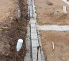 La première rangée de parpaings