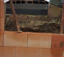 Voil&agrave; le soucis...tout le haut du b&acirc;timent devait &ecirc;tre abattu et donc nous d&eacute;gager la vue...et finalement l ancien propri&eacute;taire le retape....bref rien n &eacute;tait &eacute;crit..on l avait cru...maintenant on a plus qu a trouver une solution pour masquer ce b&acirc;timent. .