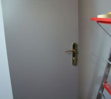 Portes taupe   poignées cuivre