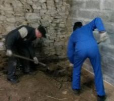 Terrassement des tranchées pour les évacuations d'Eaux Usées (EU) (emplacement : sous la douche pour que vous vous situiez sur le plan)